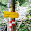 Der Wegweiser weist den richtigen Weg zum Hochleckenhaus.