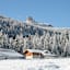 Die Malga Peziè de Parù in verschneiter Winterlandschaft bei Cortina.