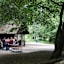 Picknick- und Spielplatz im Wald