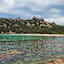 Cala di Roccapina: Blick über den Strand zum Felslöwen und zum Genuesenturm.