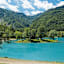 Am malerischen Lago di Tenno. Gute Schwimmer können zur Insel hinüberschwimmen.