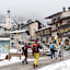 Start in Chialvetta, wo wir unsere Ski durch die engen Gassen des gemütlichen Dörfchens tragen.