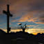 Am Kehlstein-Gipfelkreuz: Herzliche Grüße nach Berchtesgaden (Oktober, 18.19 Uhr, 1/20 sec, f13, F28 mm).