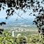 Blick von der Bocca di Catrusia nach Südwesten auf den Golf von Ajaccio, im Vordergrund die Kirche St. Blaise