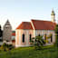 Die Klosterkirche »St. Johannes der Täufer« von Wessobrunn aus dem Jahre 1757. Daneben der spätromanische Glockenturm, »Grauer Herzog« genannt.
