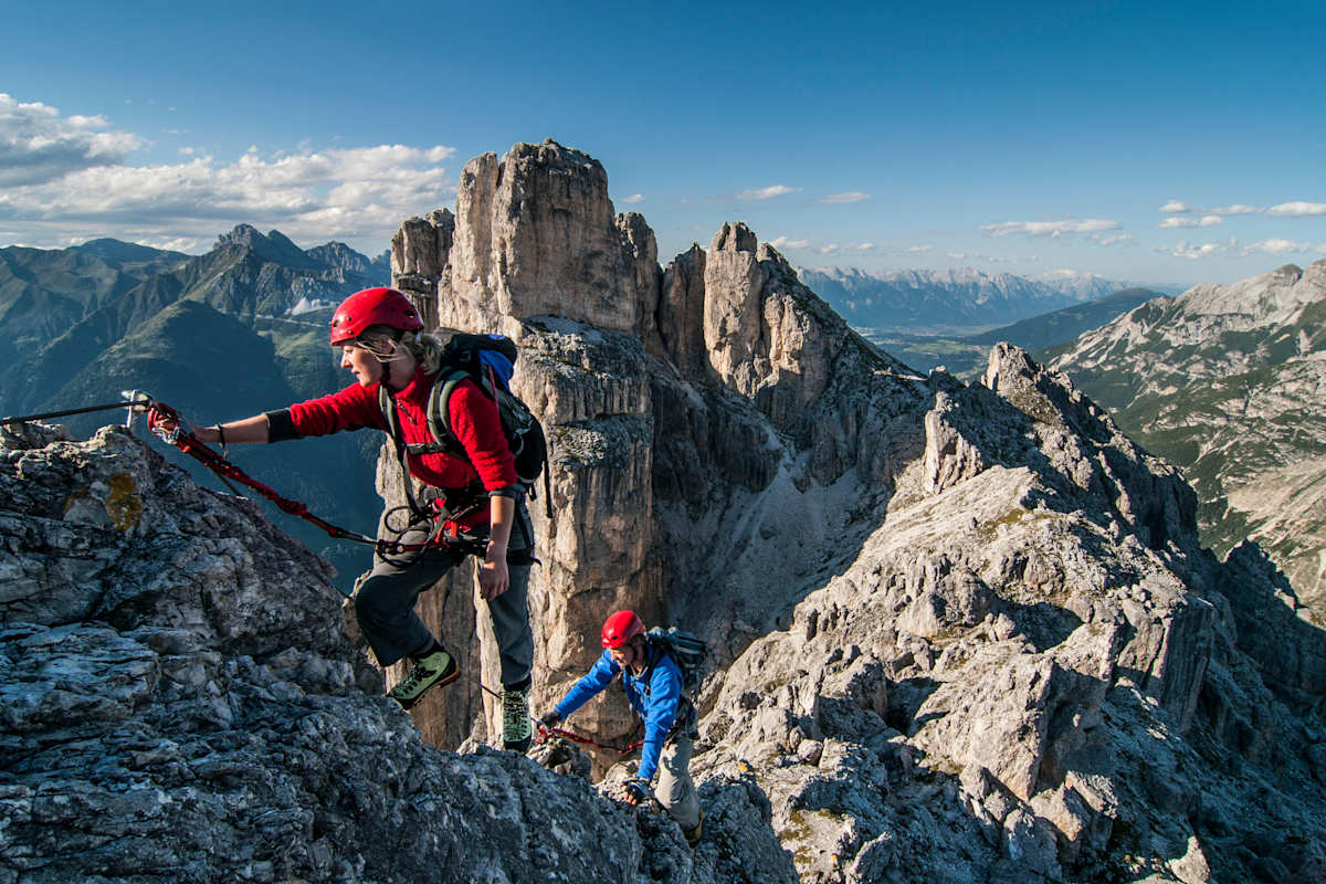 Klettersteig am Elferkogel. Bettina Wobst und Joe Draxl genießen die ständig wechselnden Aussichten und die interessanten Kletterstellen am Elferkogel