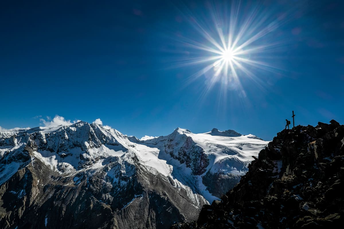Vom Großen Trögler schaut man direkt auf den Gletschbruch des Sulzenauferners, darüber der Wilde Pfaff und das fast unscheinbare Zuckerhütl