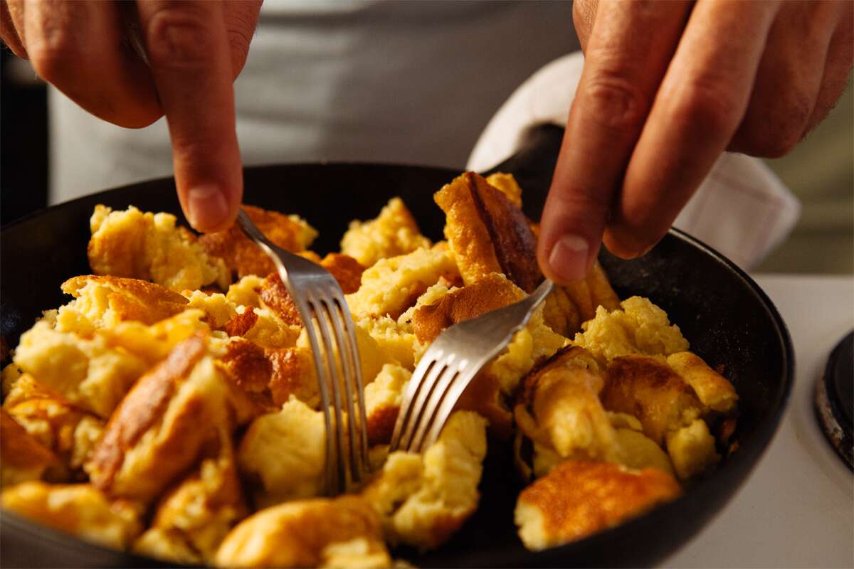 Den Teig mit 2 Gabeln in mundgerechte Stücke reissen und auf einen vorgewärmten Teller geben.
