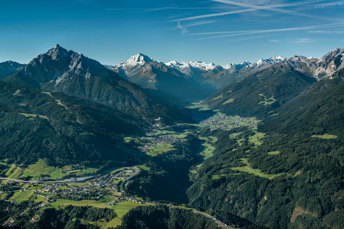 Blick hinein ins Stubaital. Der Blick reicht von der Serles (links) über den Habicht (links der Bildmitte) bis ins hinterste Stubaital zum Zuckerhütl und weiter zum Hohen Burgstall und der Schlicker Seespitze (ganz rechts).