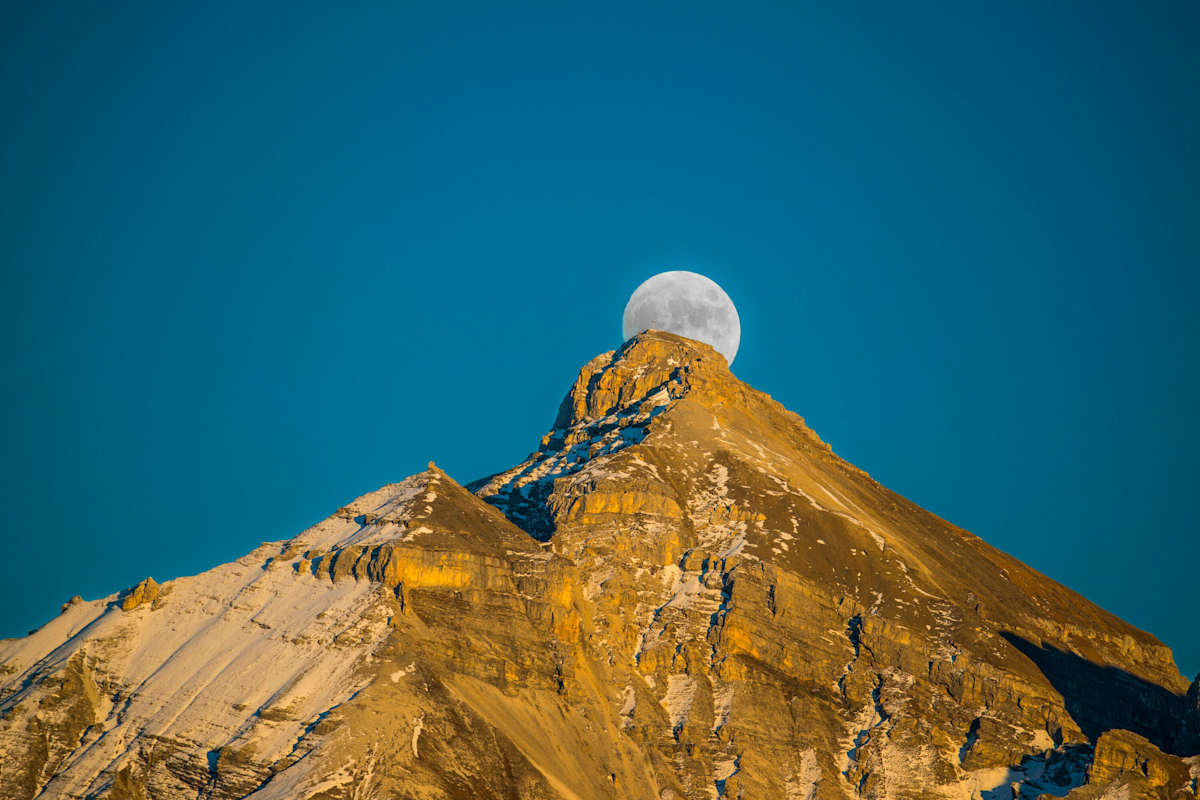 Vollmond über dem markanten Gipfel der Serles