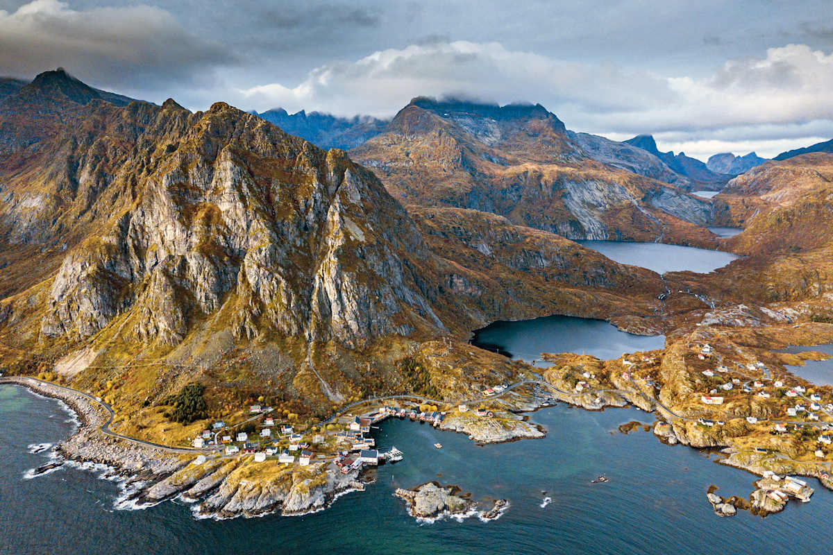 Sørvågen, mit den Seen Tindsvatnet, Stuvdalsvatnet, Tridalsvatnet und Fjerddalsvatnet.