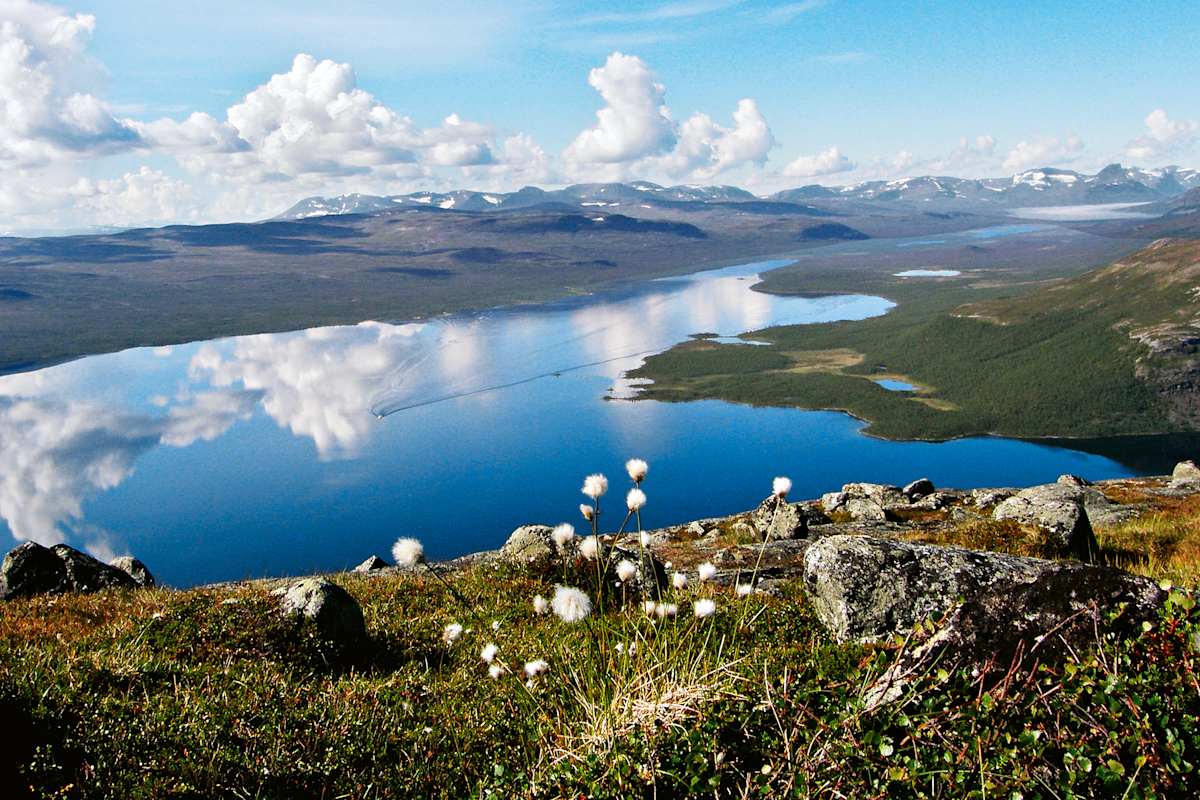 Der unverstellte Blick von der Abbruchkante des Saana auf den Kilpisjärvi.