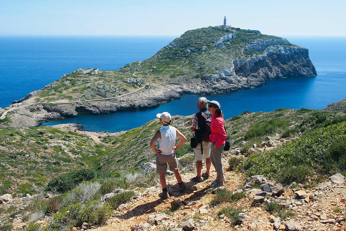 Von der Passhöhe liegt der Leuchtturm im Nationalpark Cabrera klar vor Augen.