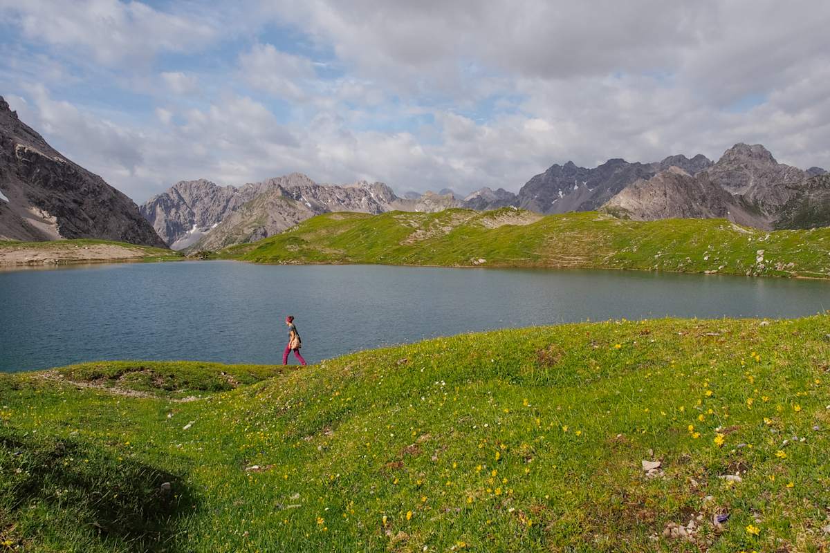 Einen Steinwurf entfernt liegt der gleichnamige Steinsee – eine ideale Möglichkeit, um sich nach einer ausgiebiegen Bergtour abzukühlen