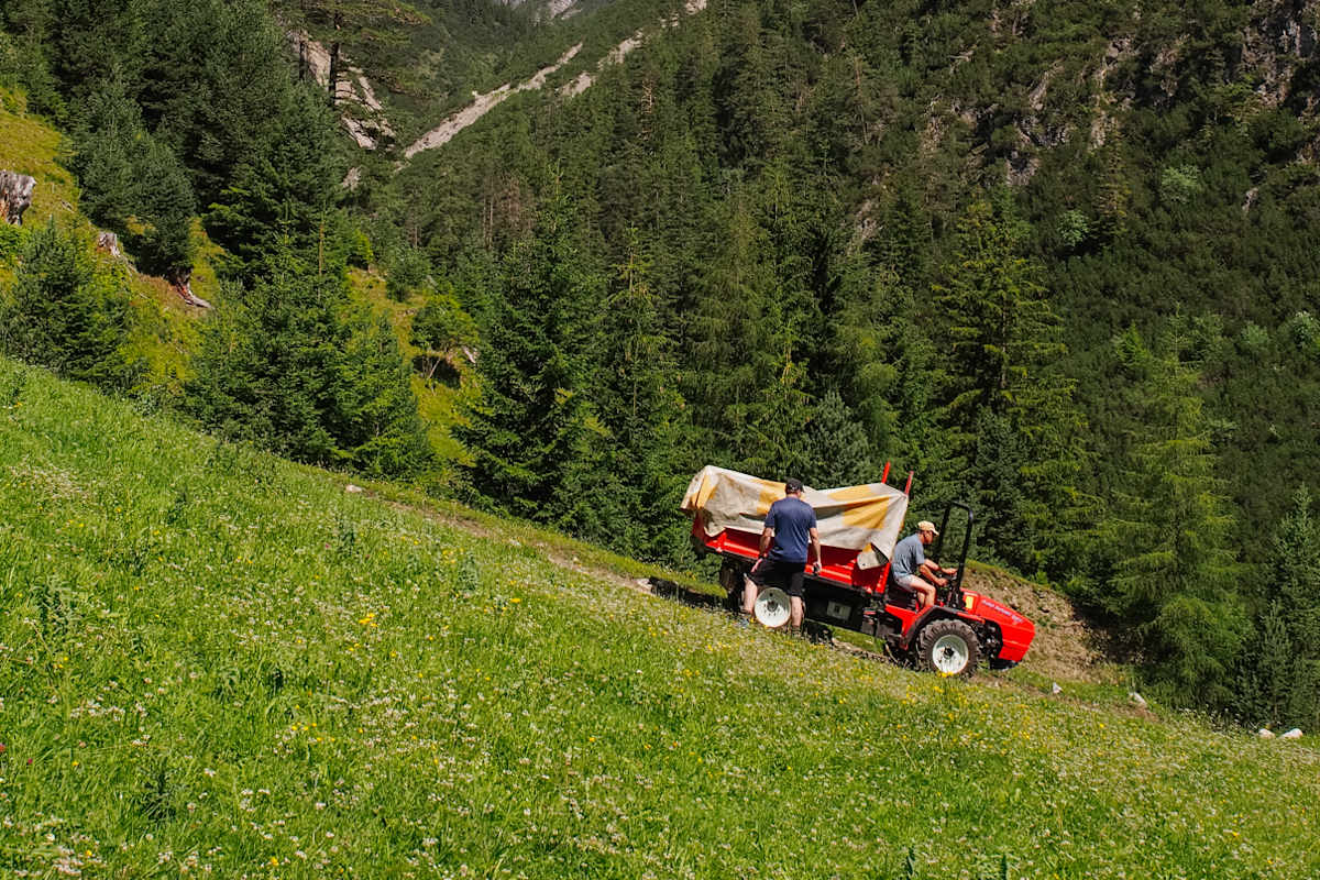 So kommt der Kaiserschmarrn auf die Hütte: Antransport der Lebensmittel, zuerst im Traktor, dann mit der Materialseilbahn