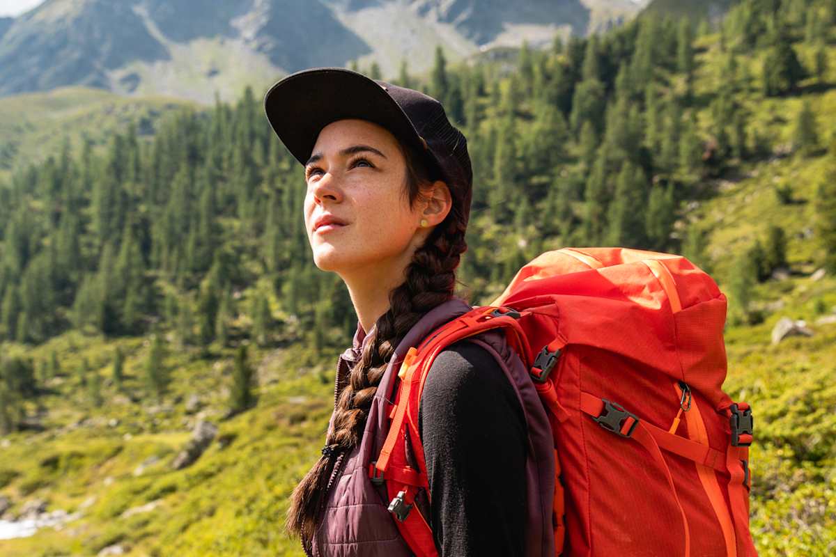 Atina blickt auf dem Cover-Foto in die Wildnis - und auf den Glödis (3.206 m)