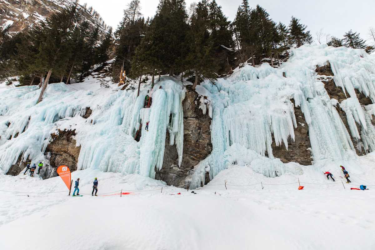 Die Jungen Alpinisten beim Eisklettern