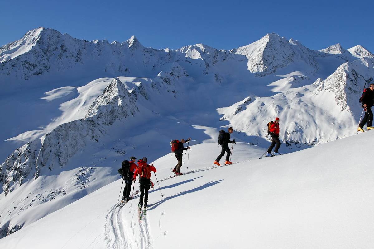 Im Aufstieg zum Rinnennieder (2.900 m) im Tourengebiet der Franz-Senn-Hütte im den Stubaier Alpen.