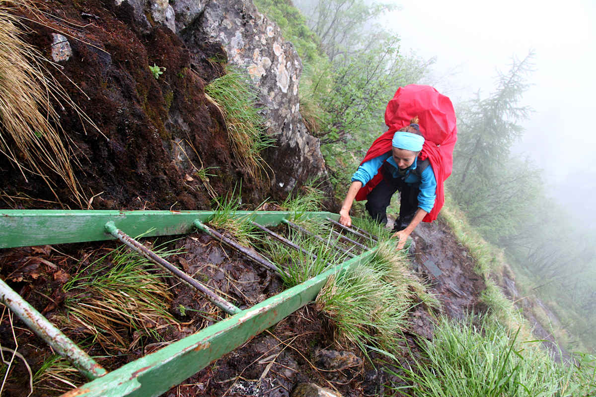Auf einer Leiter klettert man zur Schimpelscharte Niedere Tauern