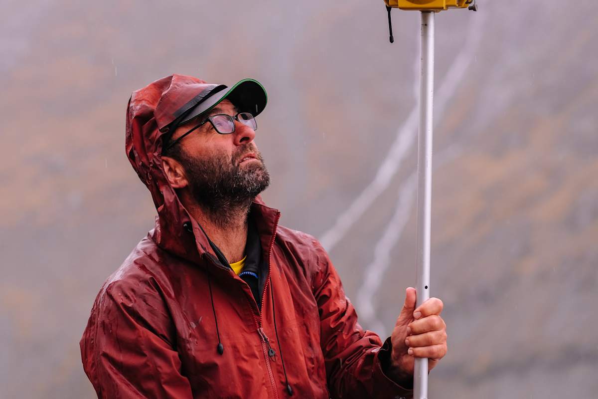 Andreas Kellerer-Pirklbauer mit seinem Differential-GPS-Gerät