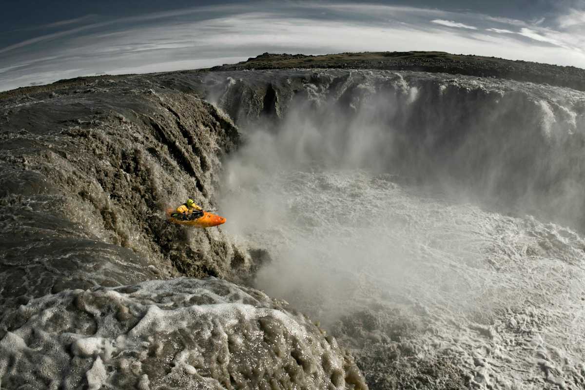 Waghalsig stürzt sich ein Kajak einen Wasserfall hinab.