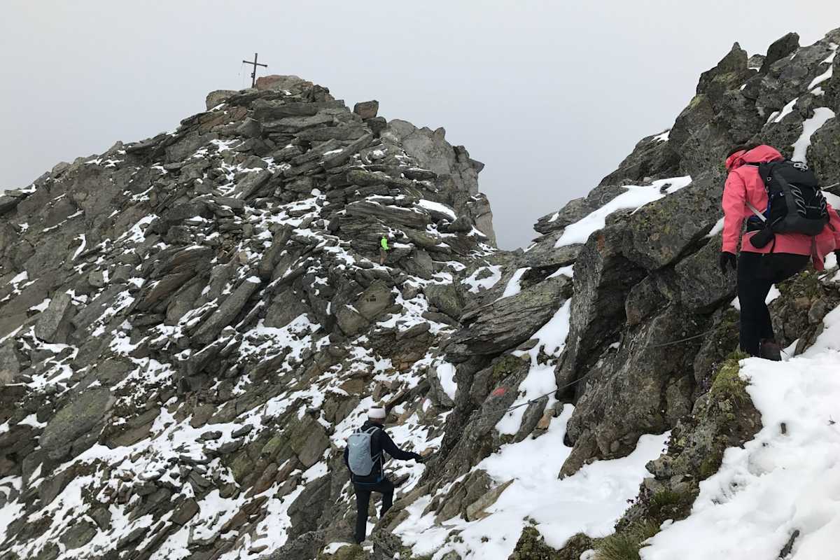 Generell gelten die Schwierigkeitsbewertungen nur für die schneefreie Zeit. Wege, auf denen Schnee oder Eis liegt, verlangen wesentlich mehr Aufmerksamkeit und Trittsicherheit.