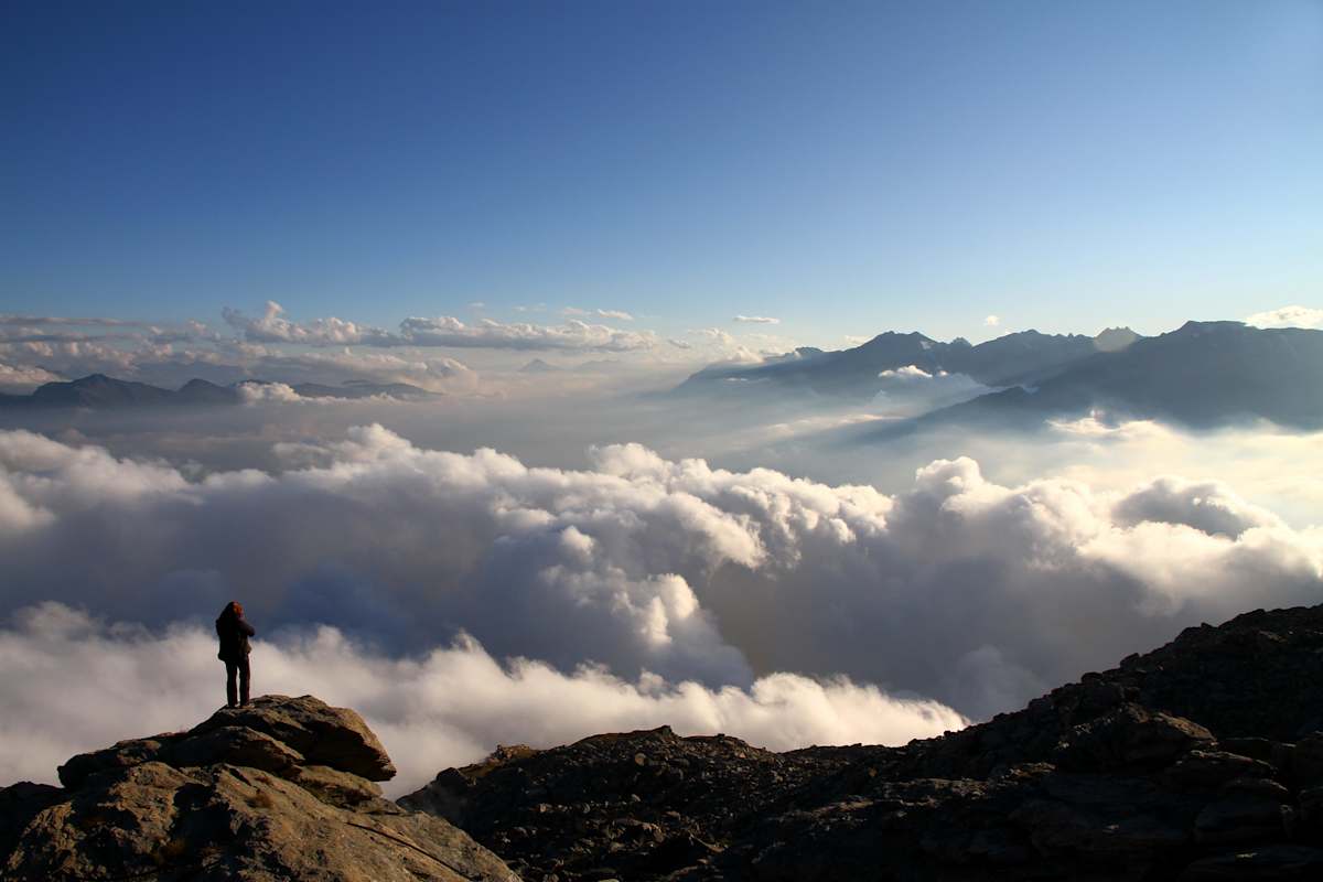 Über den Wolken weist uns der Monviso den Weg gen Süden.