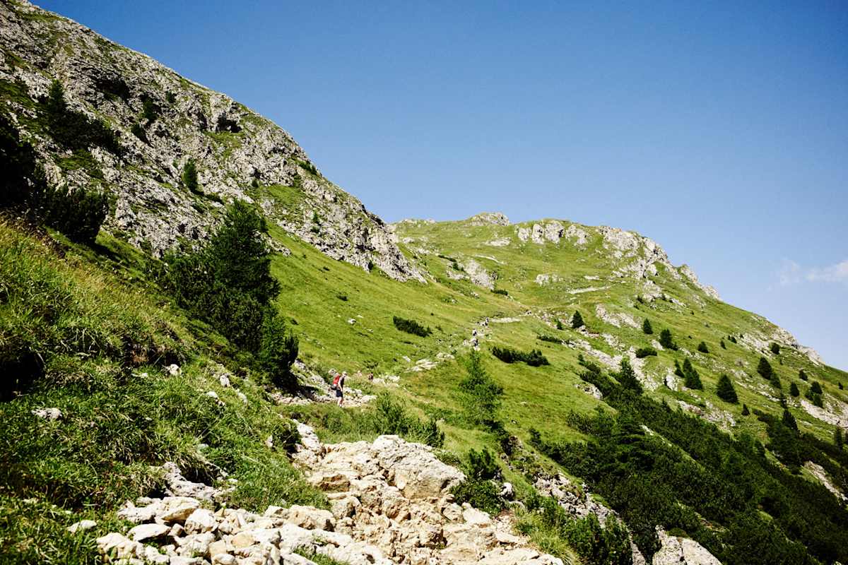 Ganz gemütlich auf den Gipfel, der Touristensteig auf den Schlern. Rechte Seite: Stärkung auf der Tierser-Alpl-Hütte.