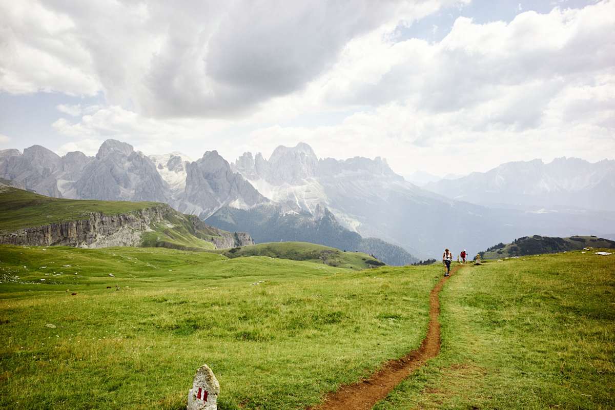 Entspanntes Wandern auf dem sattgrünen Hochplateau des Schlern.