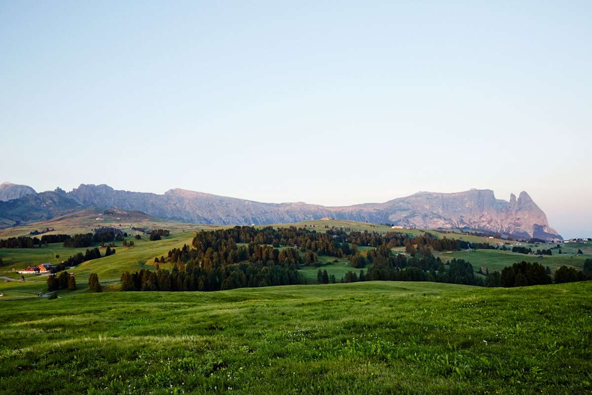 Das Schlernmassiv mit vorgelagerter Santner- und Euringerspitze (ganz rechts) und der Seiser Alm.