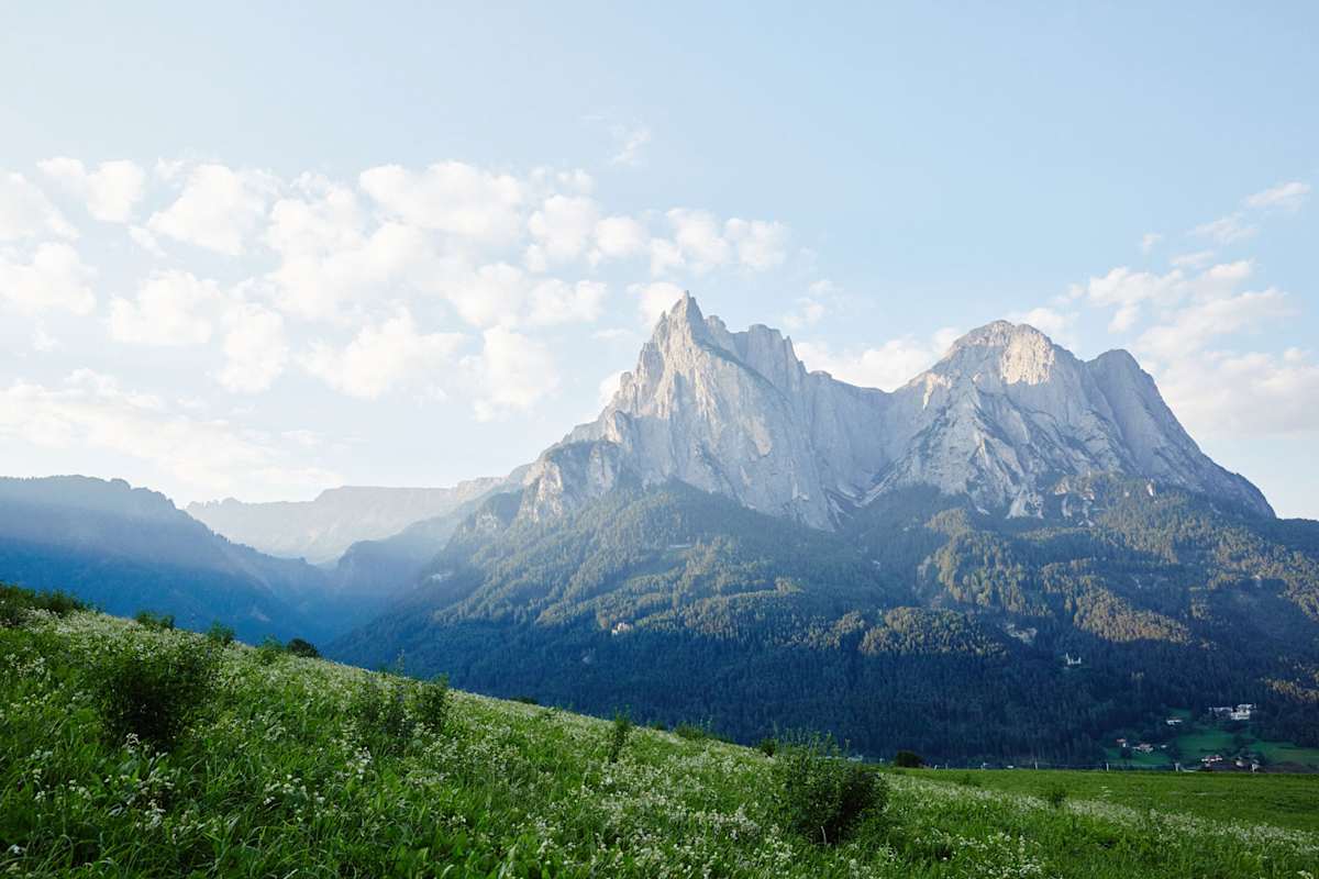 Entspanntes Wandern auf dem sattgrünen Hochplateau des Schlern.