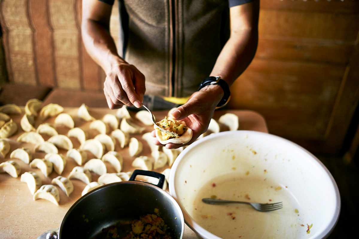Mingma Nuru Sherpa bereitet Momos zu, die traditionellen Teigbällchen seiner Heimat.