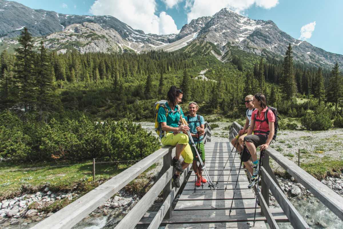 Wanderer auf einer Brücke