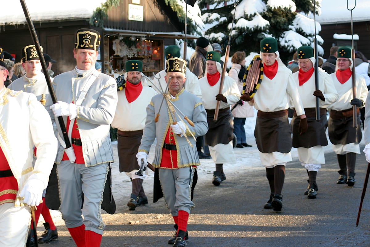 Eine Parade mit vielen Menschen in Sachsen feiern die Vorweihnachtszeit.