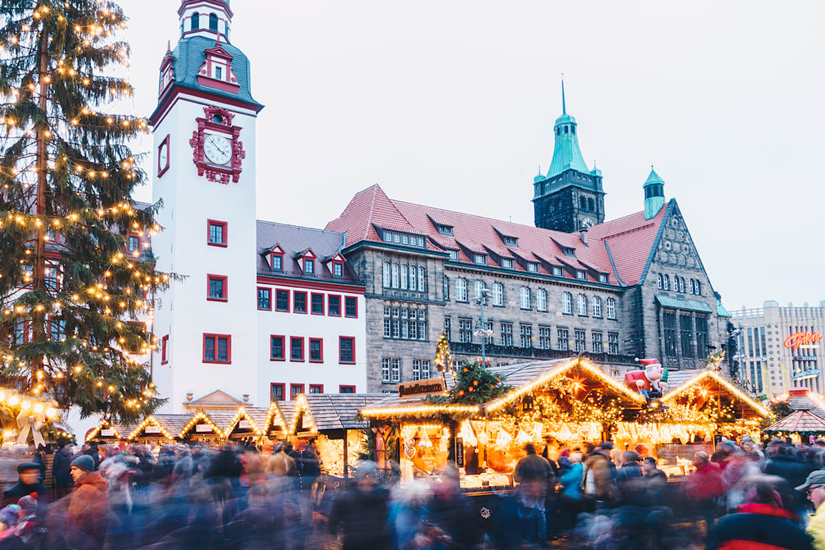 ein winterlicher Weihnachtsmarkt mit vielen Menschen und Dekoration in Sachsen.