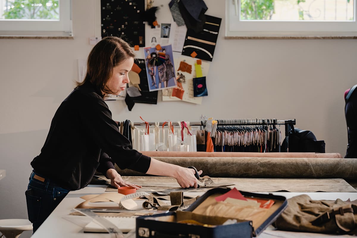 Die Schneidermeisterin Ruth Drack in ihrem Atelier, wo sie Taschen und Rucksäcke anfertigt.