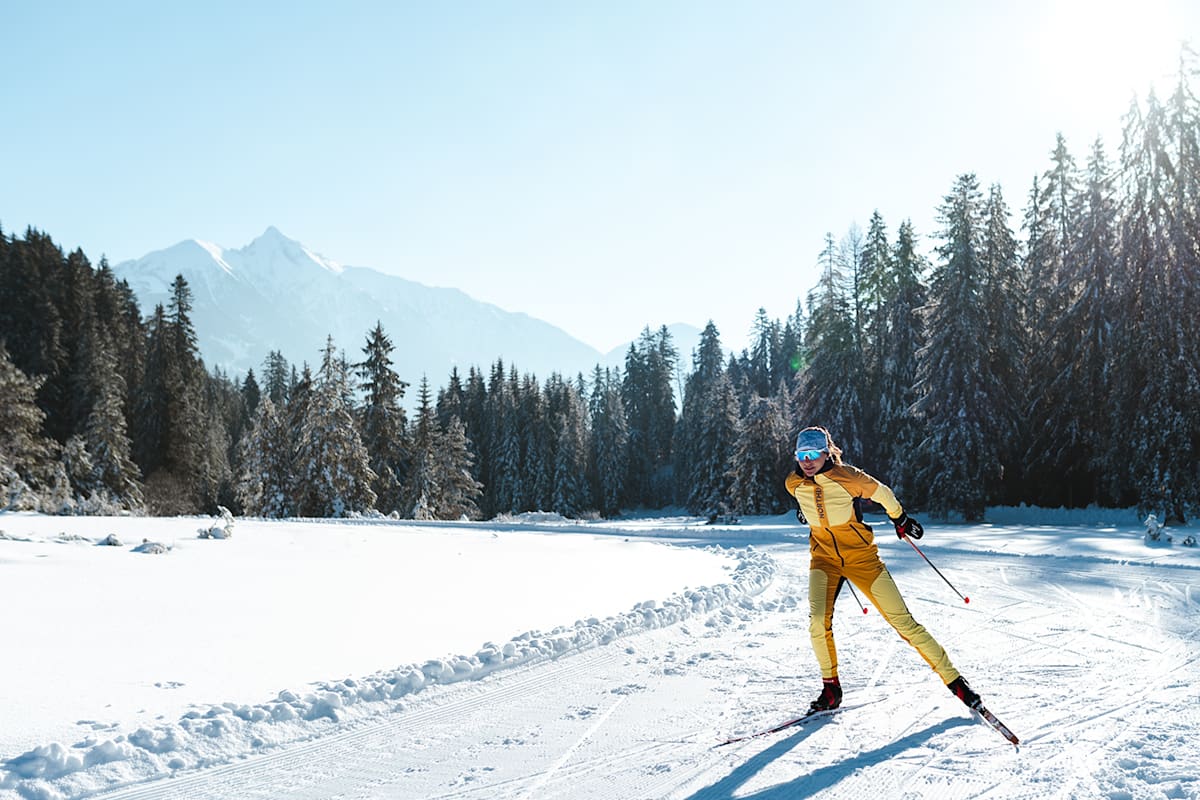 Eine Skifahrerin auf der Loipe in Tirol in Seefeld.