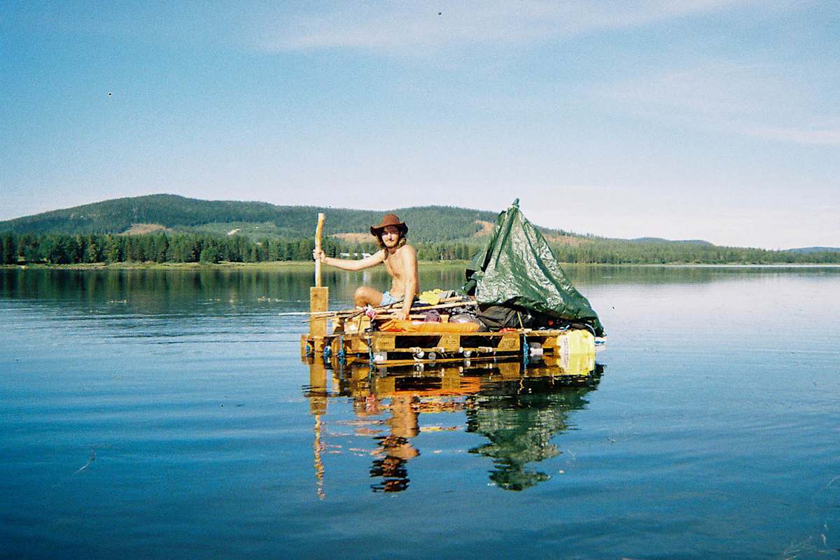 Hugo und Ben auf ihrem Floß "Melissa".