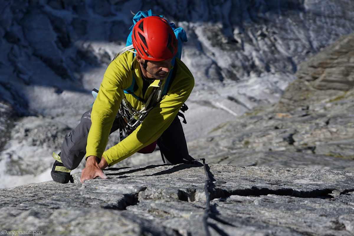 Über geneigte Platten und steile Risse geht es Seillänge um Seillänge nach oben – mehr Spaß hat, wer gut piazen kann.