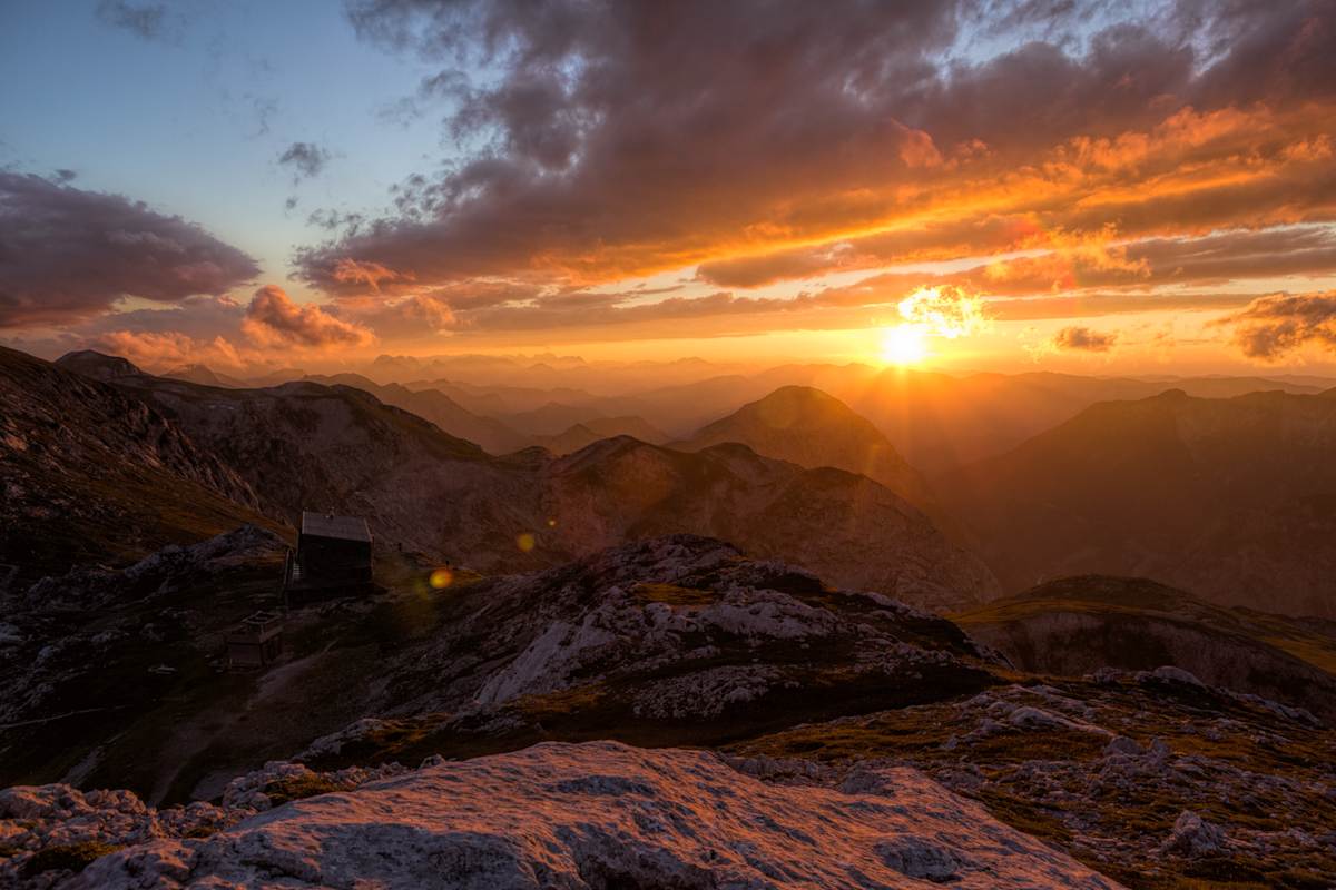 Die afrikanischen Guides sind trainierte Alpinisten und begleiten ihre Gäste (im Bild Autor Klaus Haselböck) bis auf den Gipfel