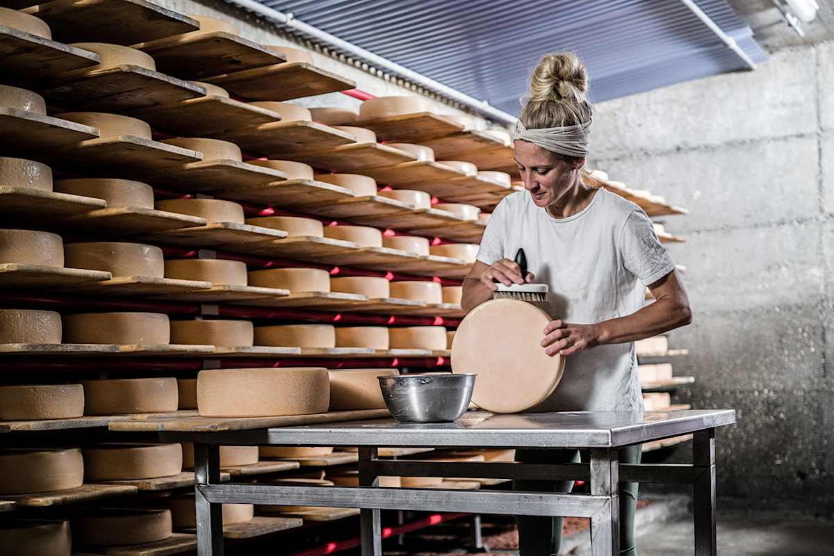 Die Kunst des Käsens: Katharina liebt die detailgenaue Arbeit.