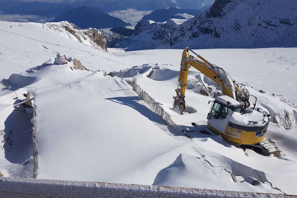Bagger im Schnee, Sommer 2017