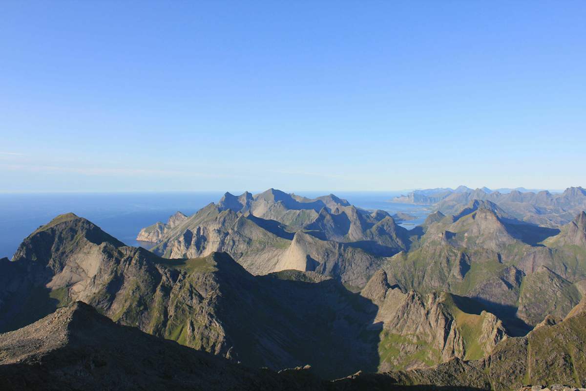 Ausblick vom Gipfel des Hermannsdalstinden (1.029 m)