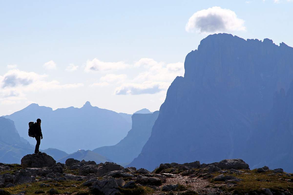 Wanderer vor der Bergwelt der Dolomiten