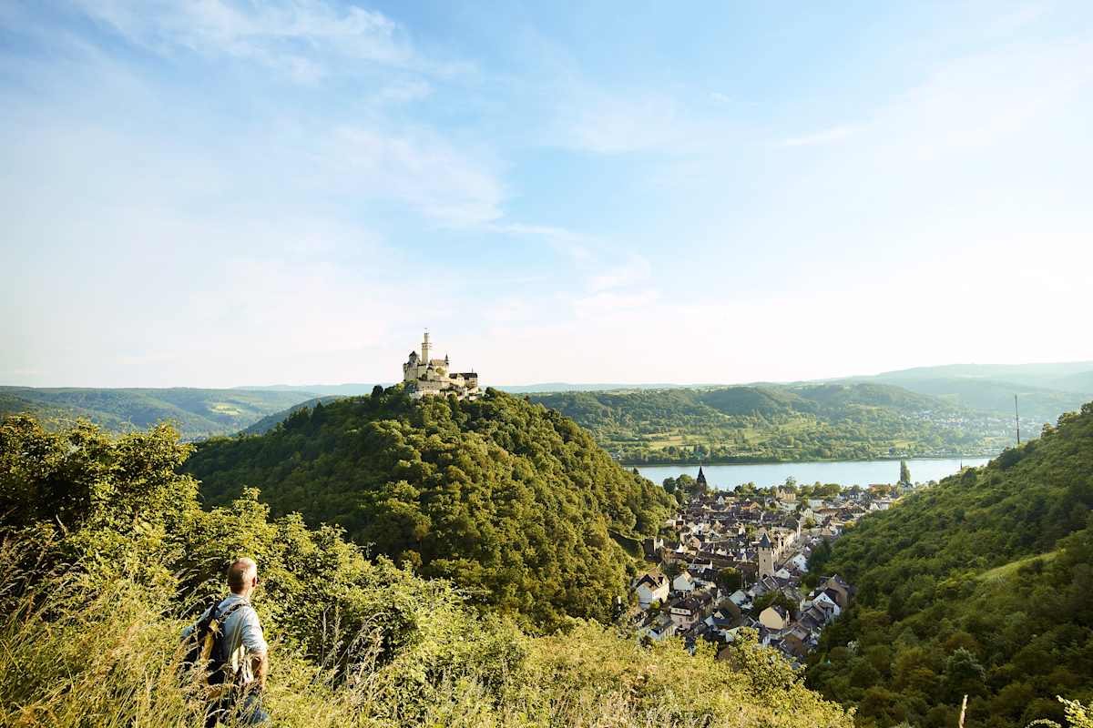 Der Rheinsteig auf der Höhe der Marksburg