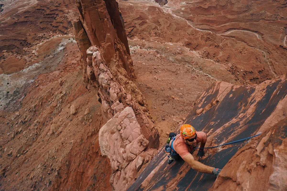 Erik Weihenmayer nutzt seine Sinne und ertastet sich seine Kletterroute.