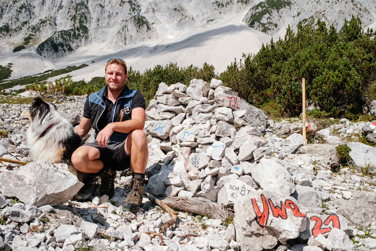 Helmut Maier mit Steinhaufen