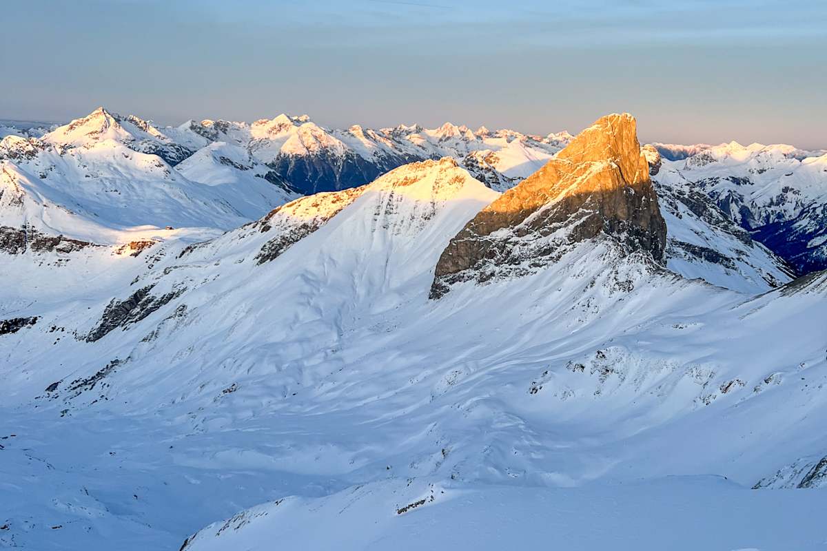 Blick vom Trittkopf über das weitläufige Arlberggebiet.