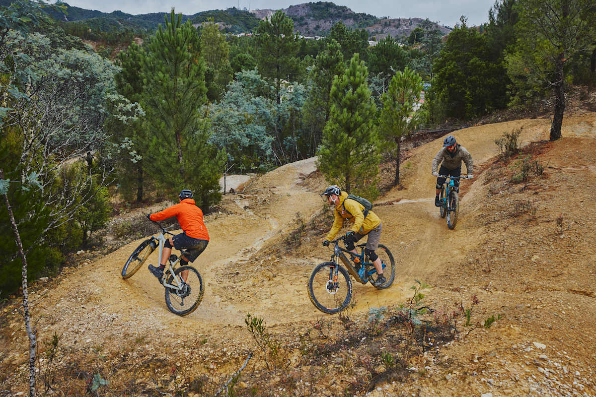 Mountainbiker in einem Mountainbike-Trailpark fahren um die Kurve