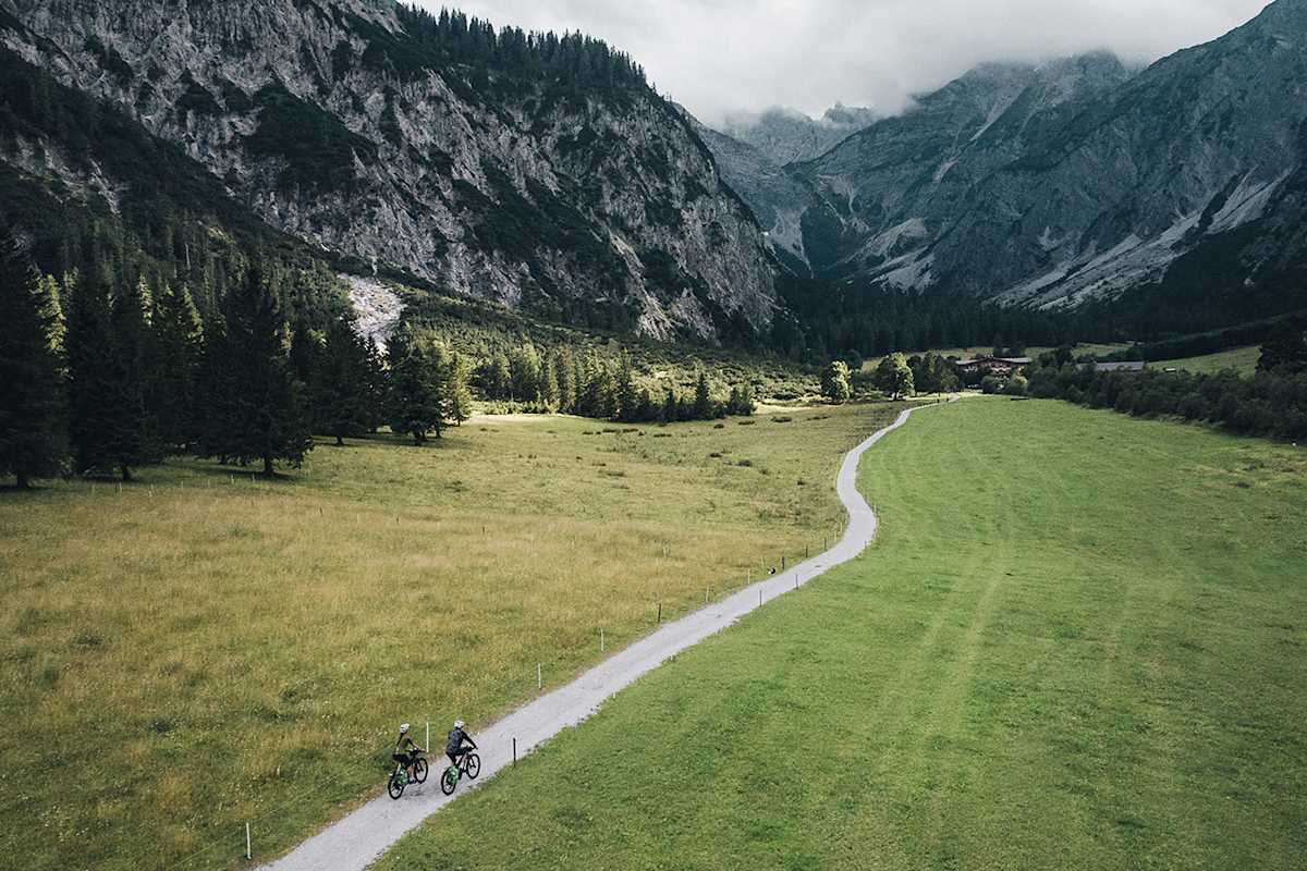 Den Gipfeln entgegen: Vom herbstlichen Tal aus ist die Aussicht auf die Berge besonders anziehend.